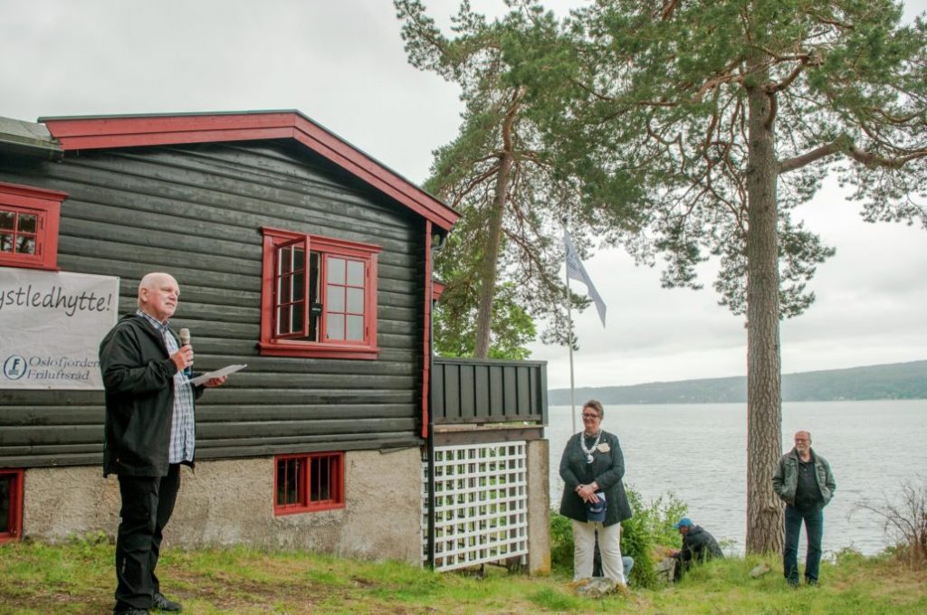 Stein Larsen, sønn av bademester Larsen, fortalte om barndommen på hytta. Han var også den første kystledgjesten.
