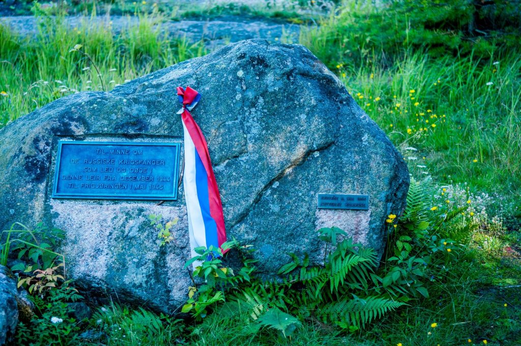 Sør på øya, ved sundet mot Østre Bolærne, finner man rester etter en konsentrasjonsleir fra andre verdenskrig. 